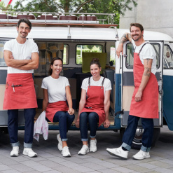 barista kötény, felszolgáló kötény, pincér kötény, bár kötény, pultos kötény, cukrász kötény, pék kötény, felszolgáló munkaruha, munkaruha, munkaruházat, pincér munkaruha, derék kötény, felszolgáló munkaruházat, pincér munkaruházat, rövid kötény, felszolgáló ruházat, pincér ruházat, zsebes derék kötény, zsebes rövid kötény